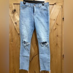 Express Skinny mid-rise jeans Sz 10R
Holes in knees frayed ends